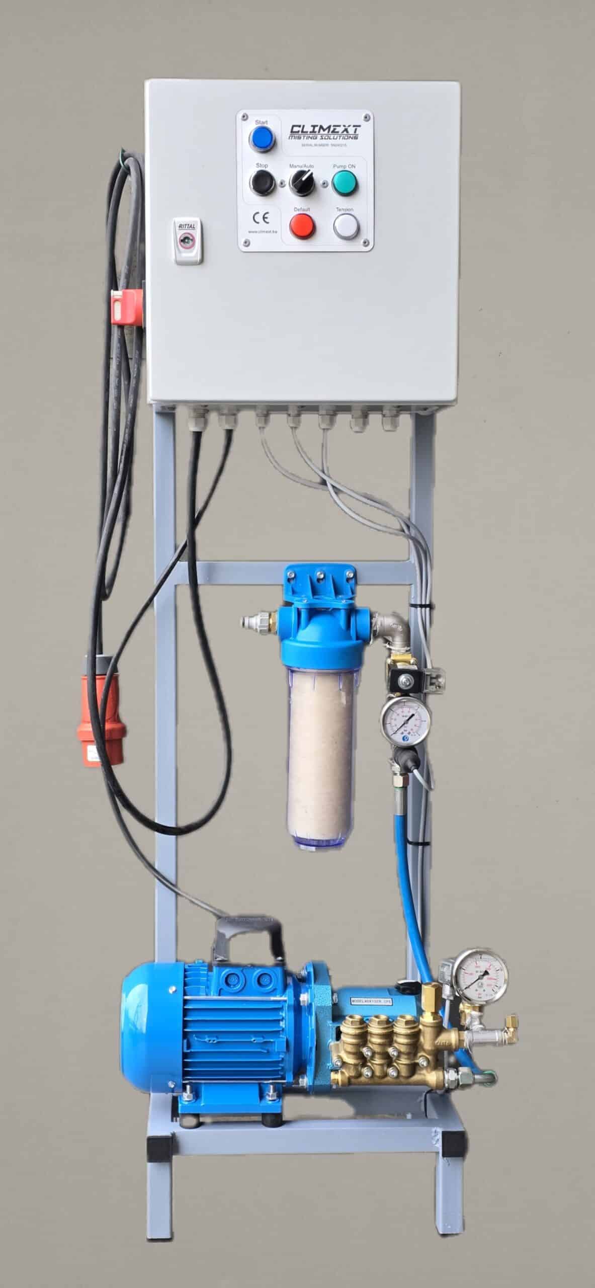 Vernevelingsset met filter, pomp en besturing op metalen frame.